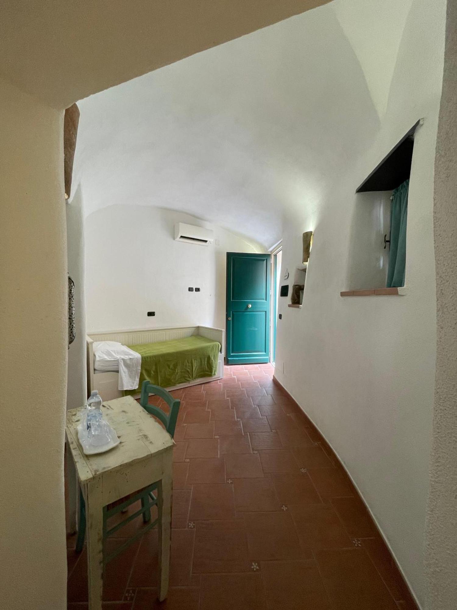 Ca' Du Batan Bed & Breakfast Spotorno Room photo